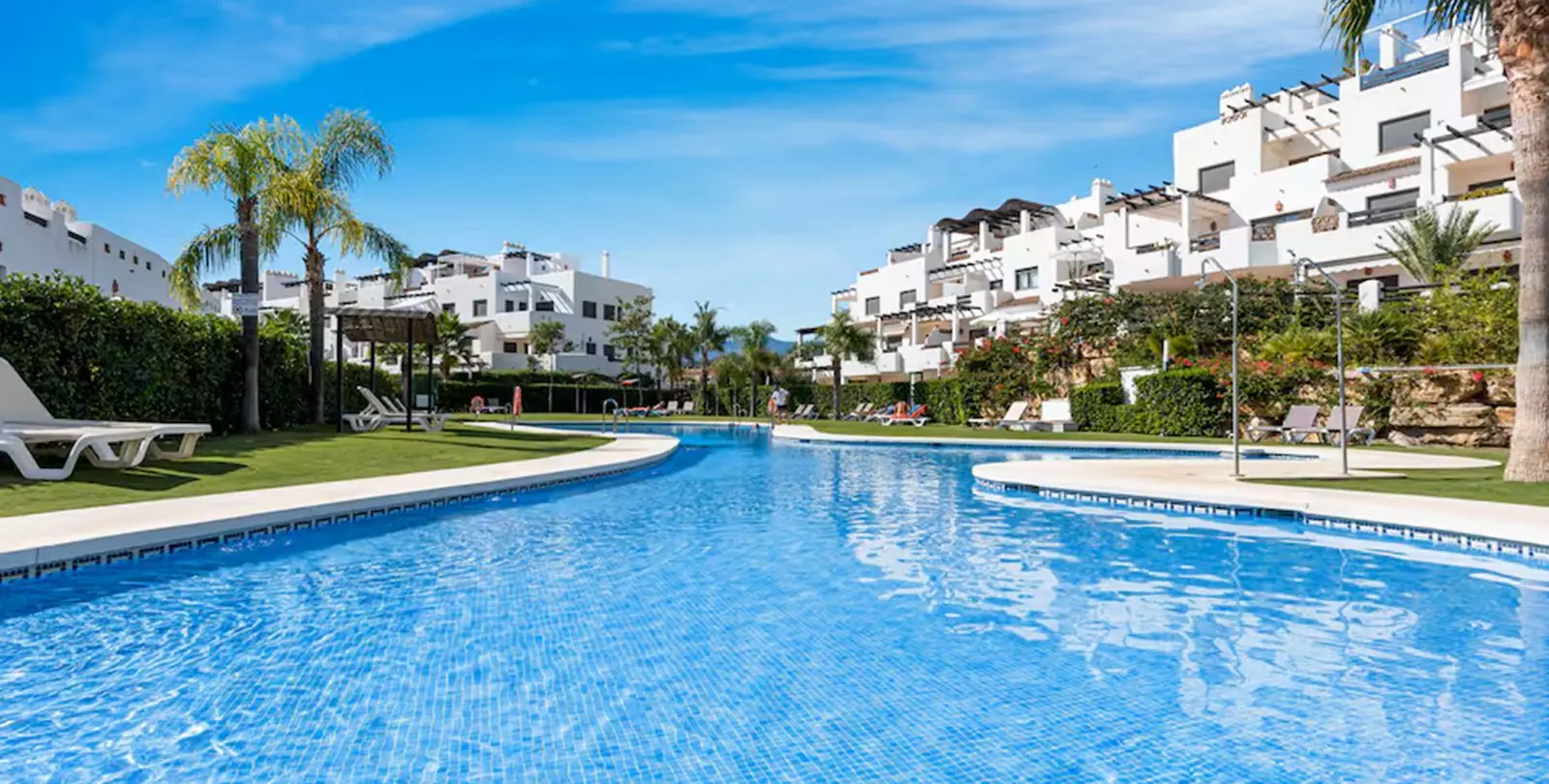 Продажа апартаментов на первом этаже в Estepona 2