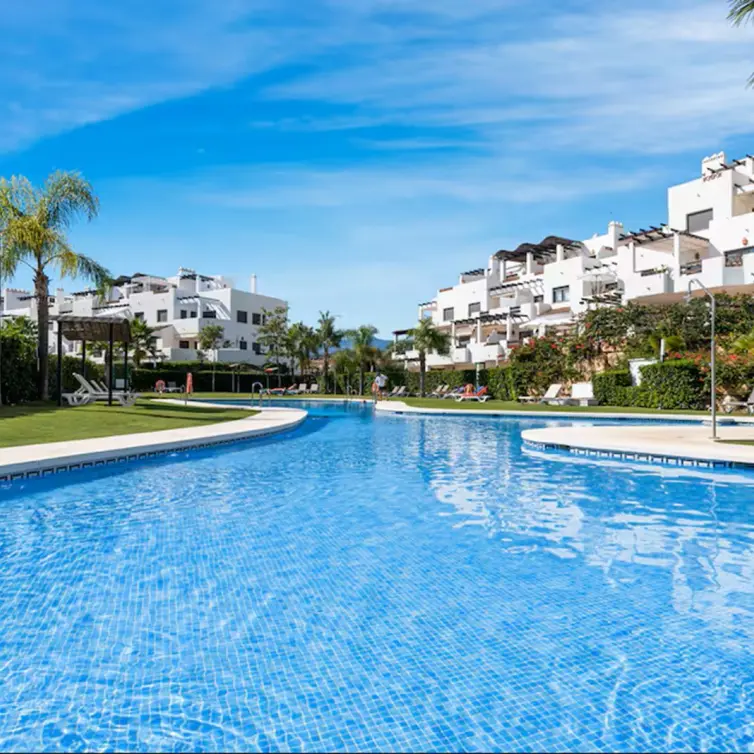 Продажа апартаментов на первом этаже в Estepona