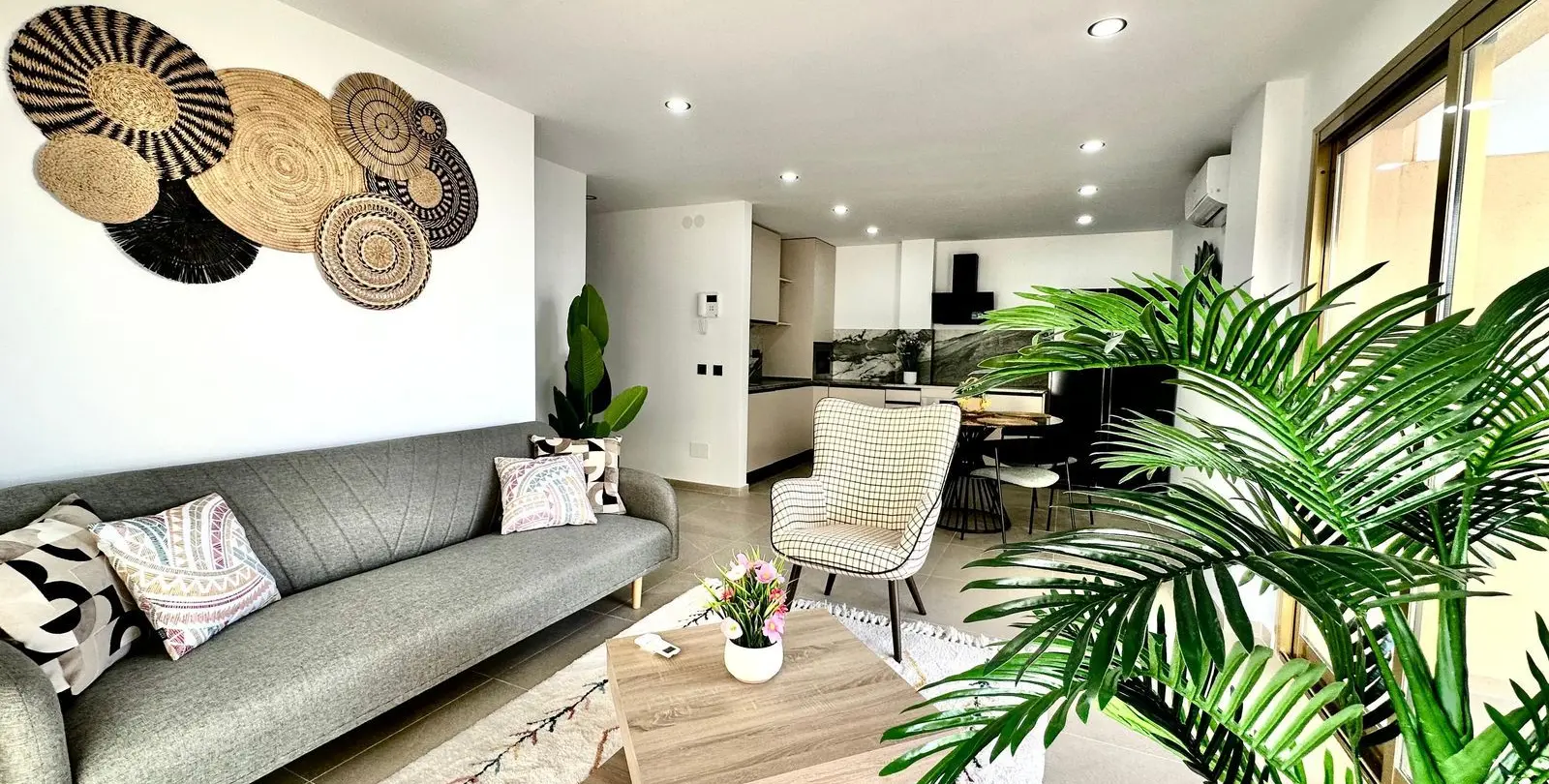Sale of middle floor apartment in Fuengirola 1