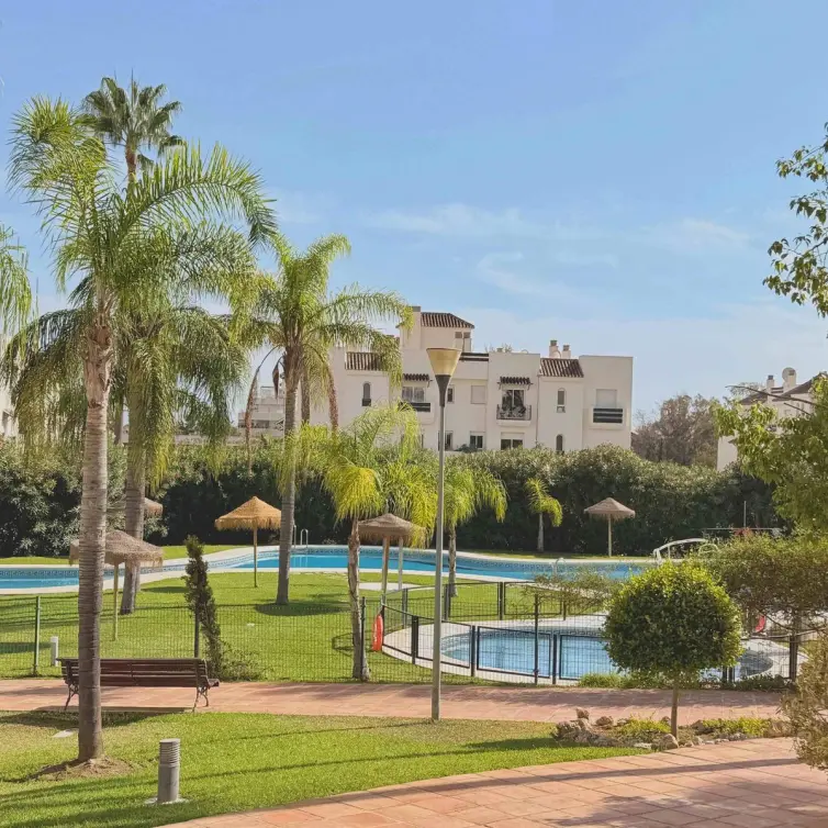 Venta de apartamento en planta media en Marbella