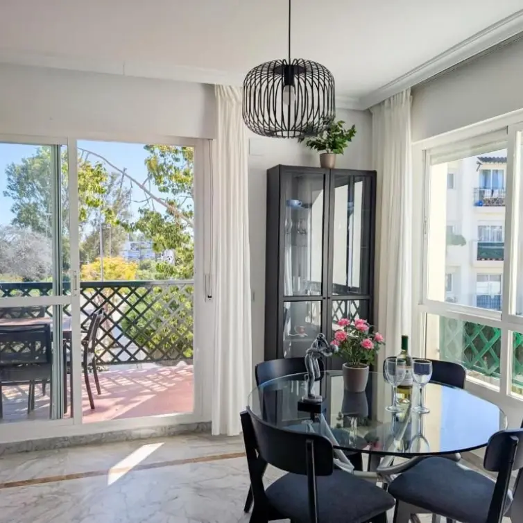 Venta de apartamento en planta media en Marbella