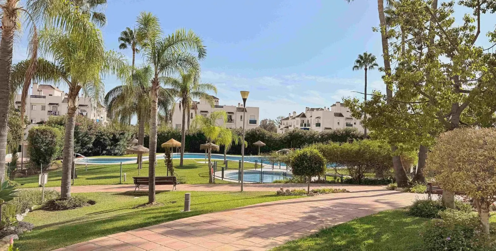Venta de apartamento en planta media en Marbella 20