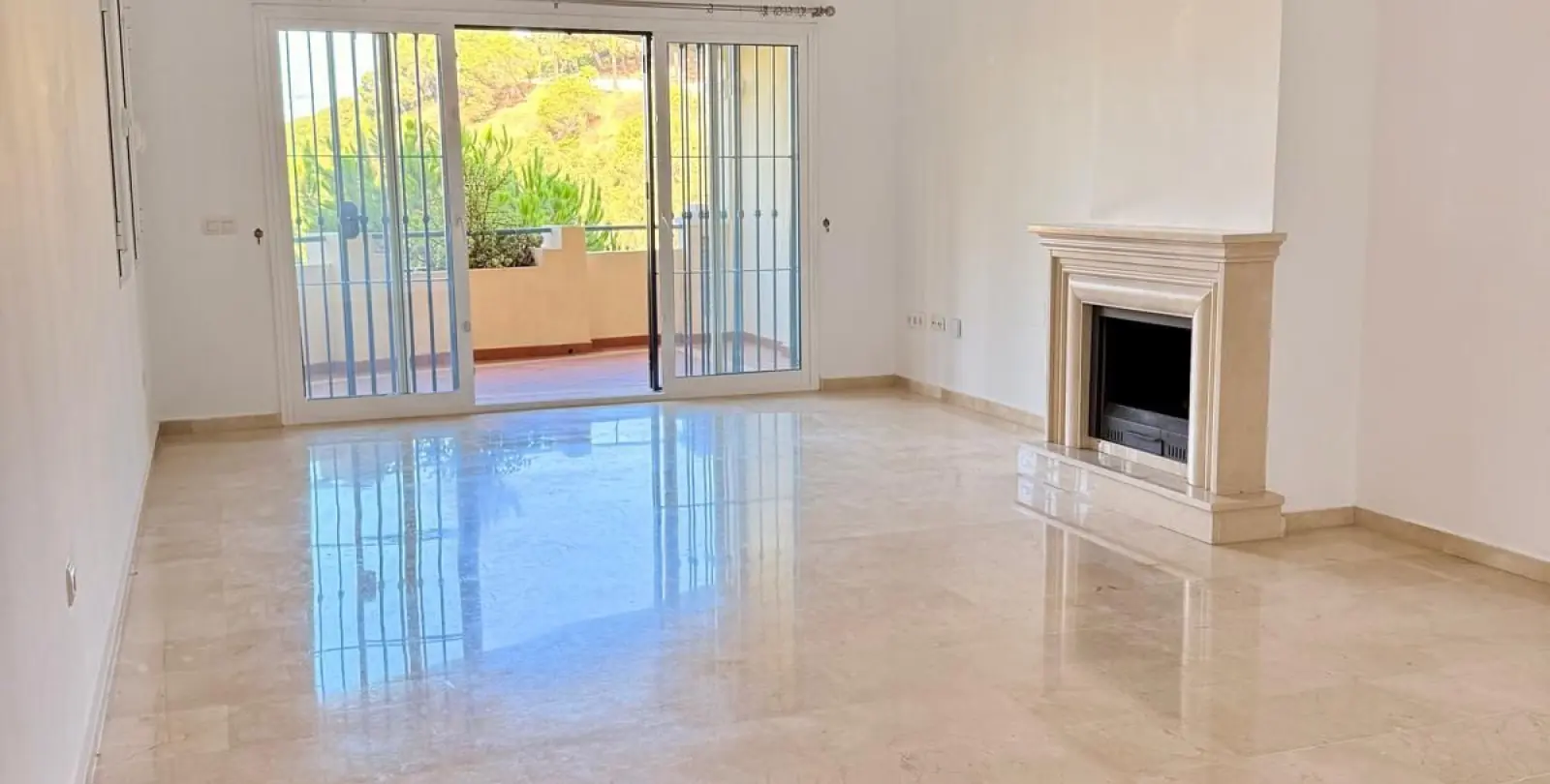 Sale of ground floor apartment in Elviria 2