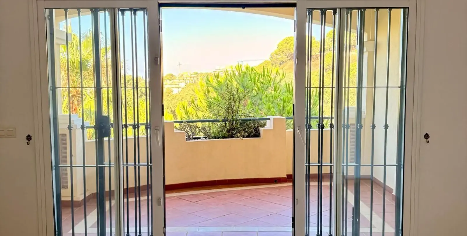 Sale of ground floor apartment in Elviria 3