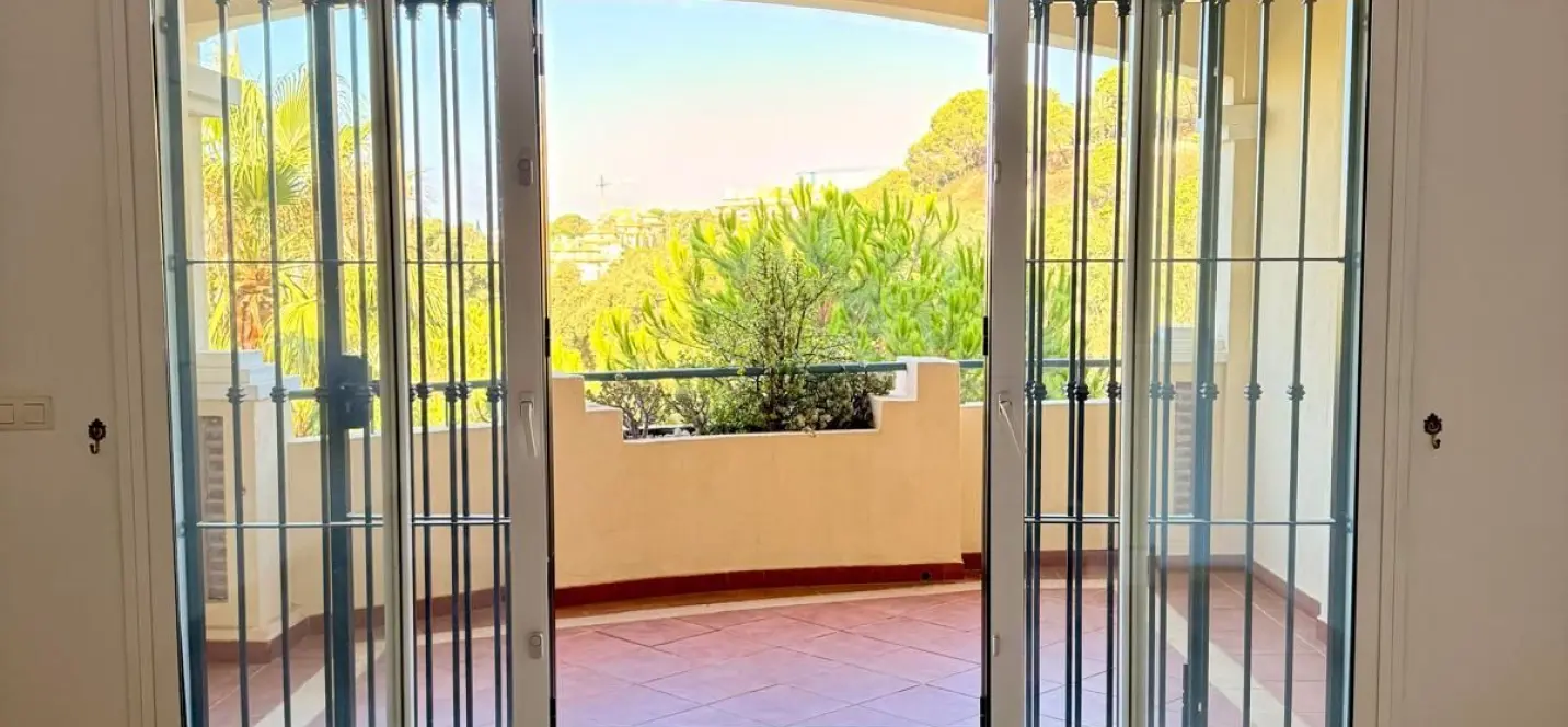 Sale of ground floor apartment in Elviria 2