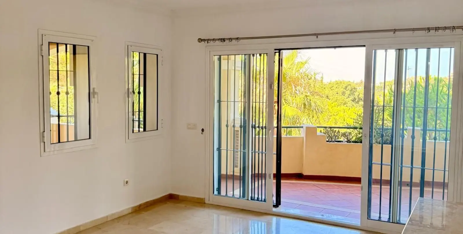 Sale of ground floor apartment in Elviria 4