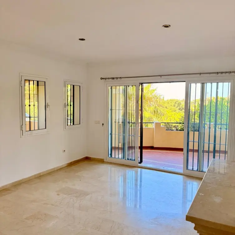 Sale of ground floor apartment in Elviria