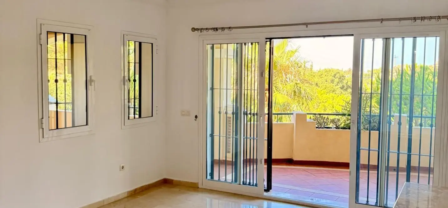 Sale of ground floor apartment in Elviria 3