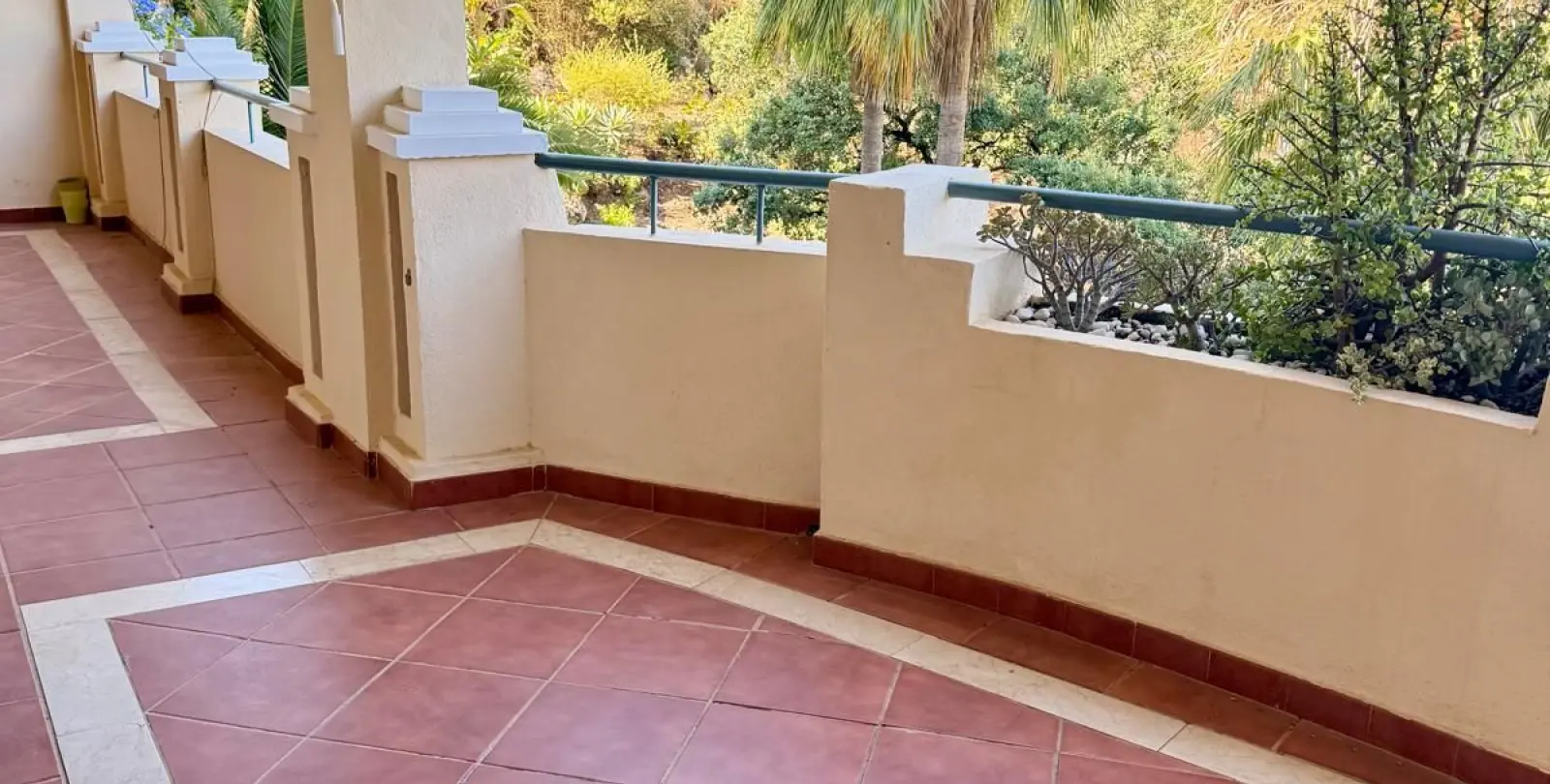 Sale of ground floor apartment in Elviria 5