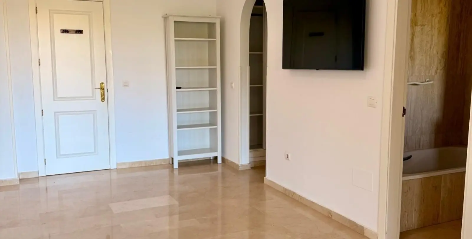 Sale of ground floor apartment in Elviria 10