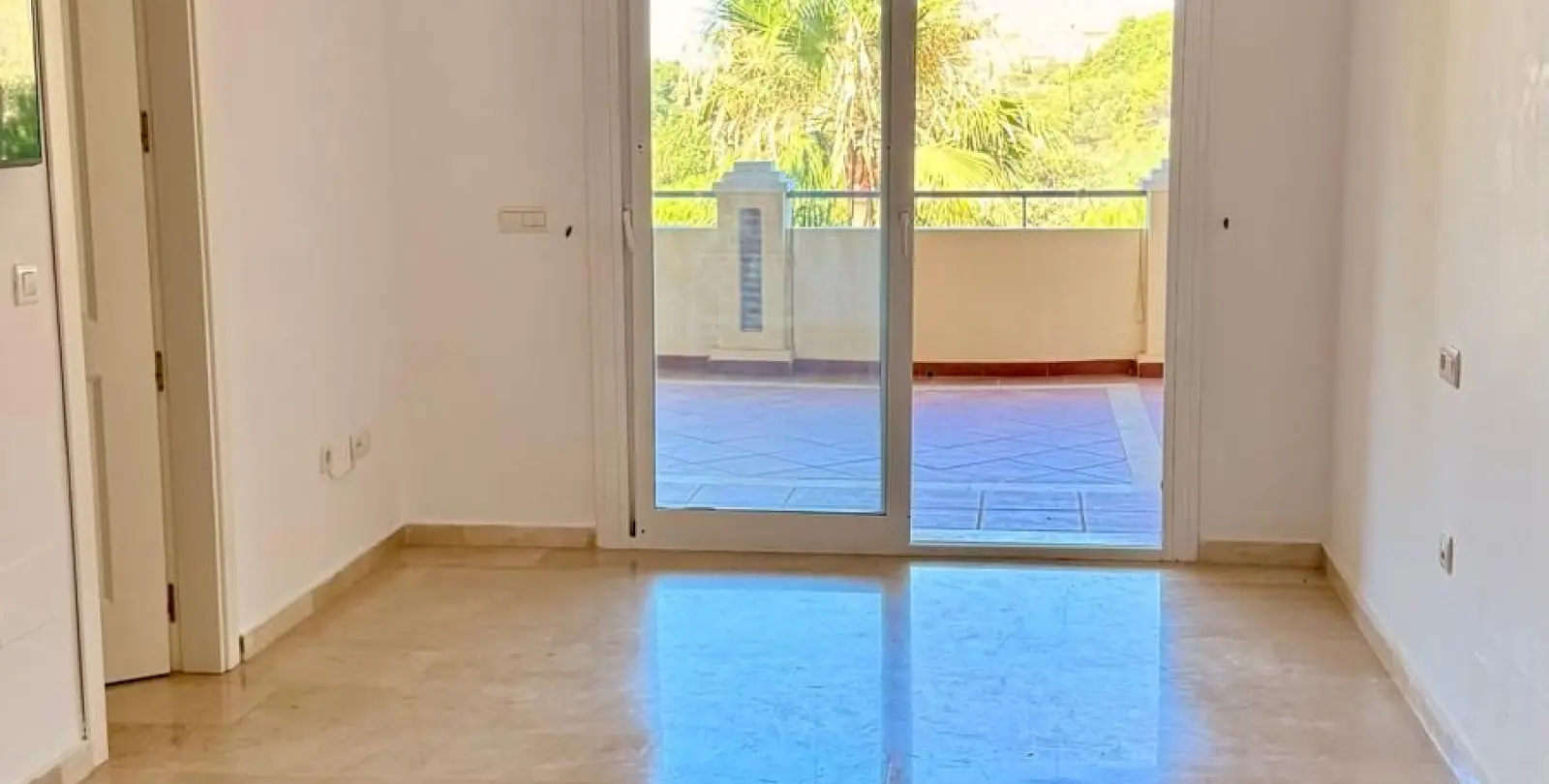 Sale of ground floor apartment in Elviria 11