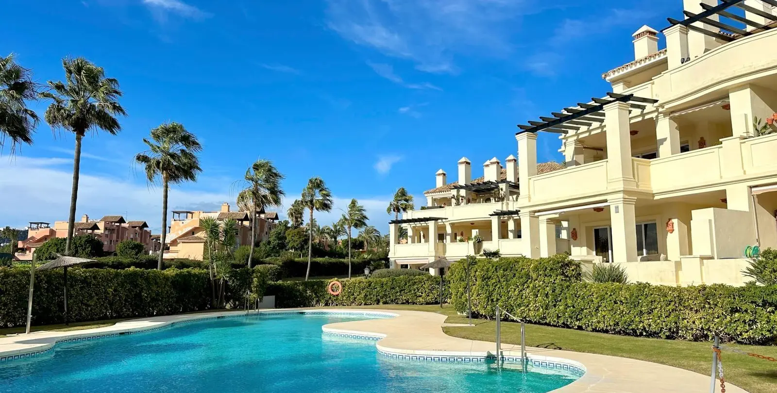 Sale of middle floor apartment in Casares Playa 1