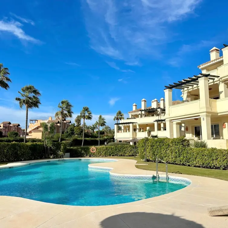 Sale of middle floor apartment in Casares Playa