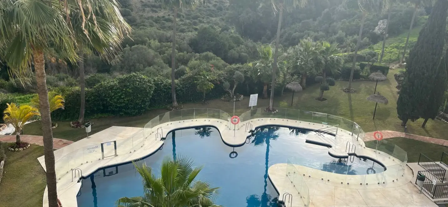 Sale of middle floor apartment in Casares Playa 1