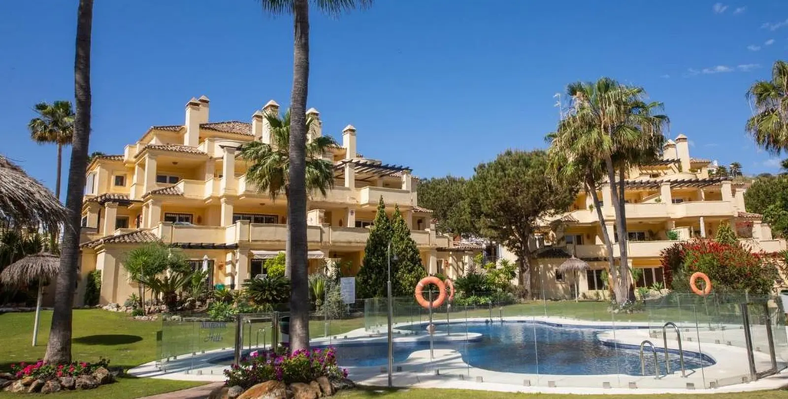 Sale of middle floor apartment in Casares Playa 3
