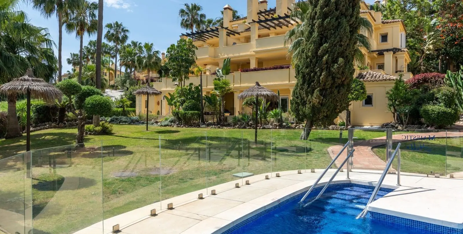 Sale of middle floor apartment in Casares Playa 30