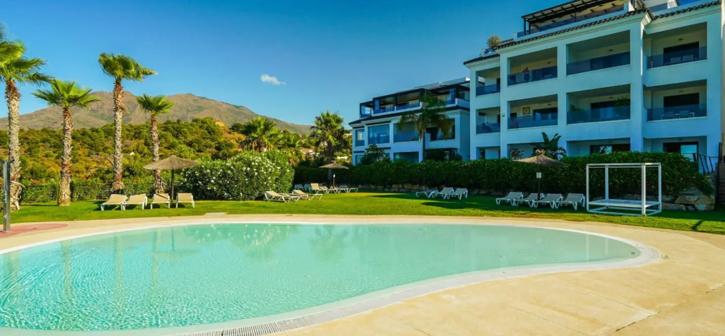 Sale of ground floor apartment in Estepona 1