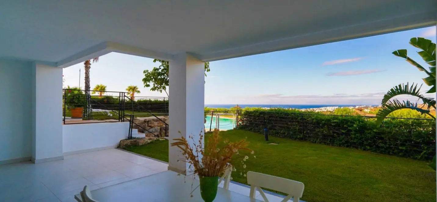 Sale of ground floor apartment in Estepona 2