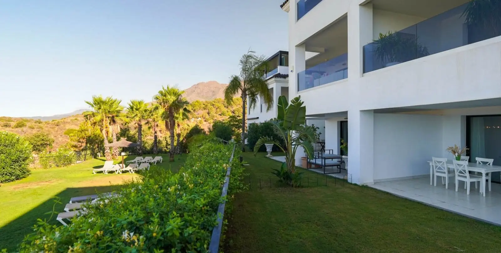 Sale of ground floor apartment in Estepona 18