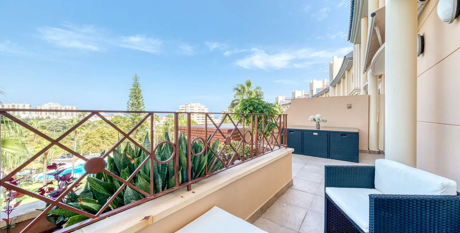 Sale of middle floor apartment in Benalmadena 2