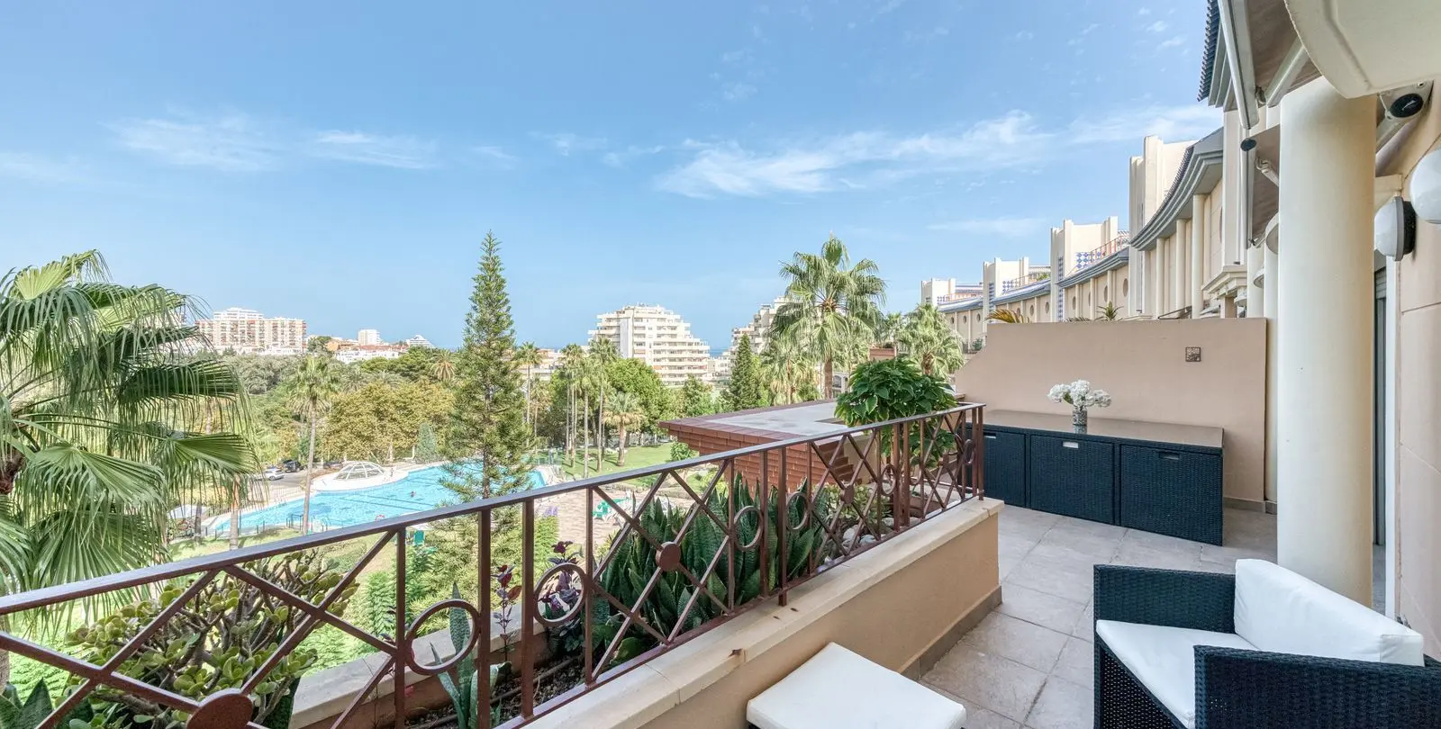 Sale of middle floor apartment in Benalmadena 22