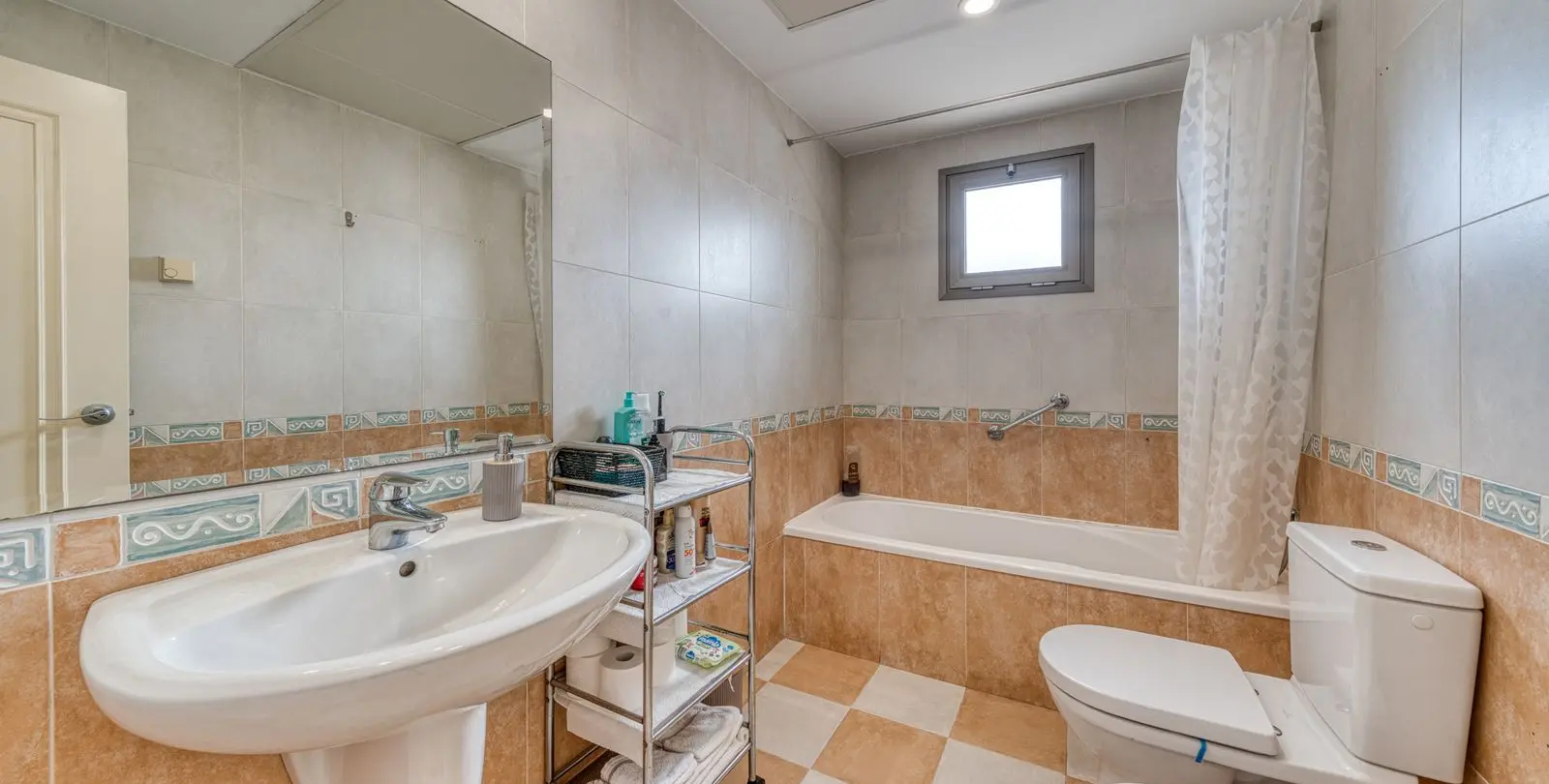 Sale of middle floor apartment in Benalmadena 24