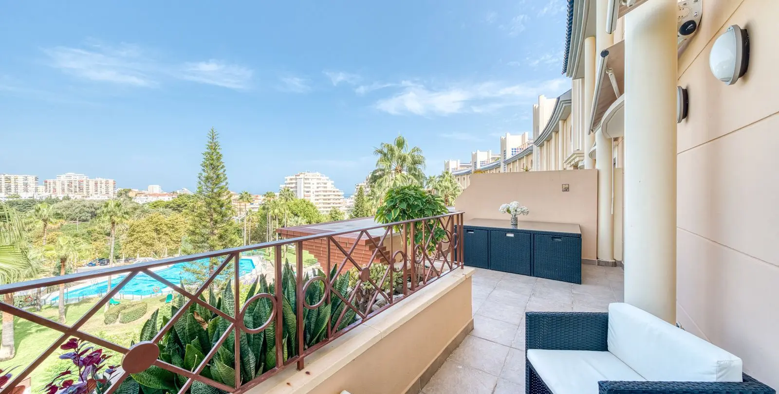 Sale of middle floor apartment in Benalmadena 40