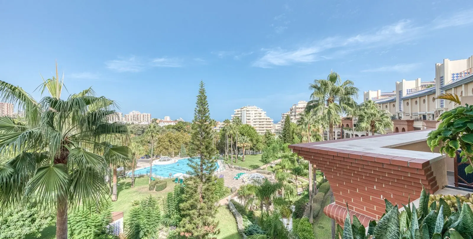 Sale of middle floor apartment in Benalmadena 42