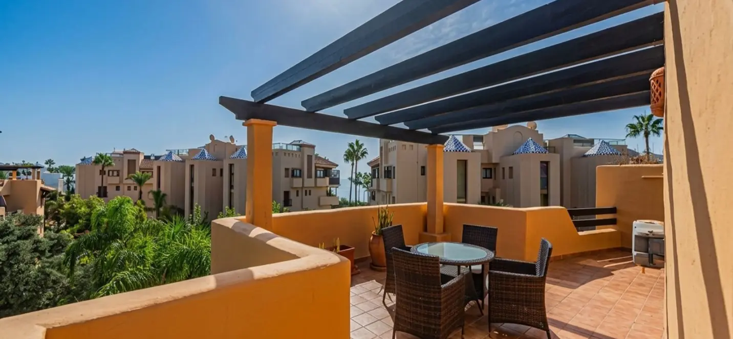 Sale of middle floor apartment in Costalita 0