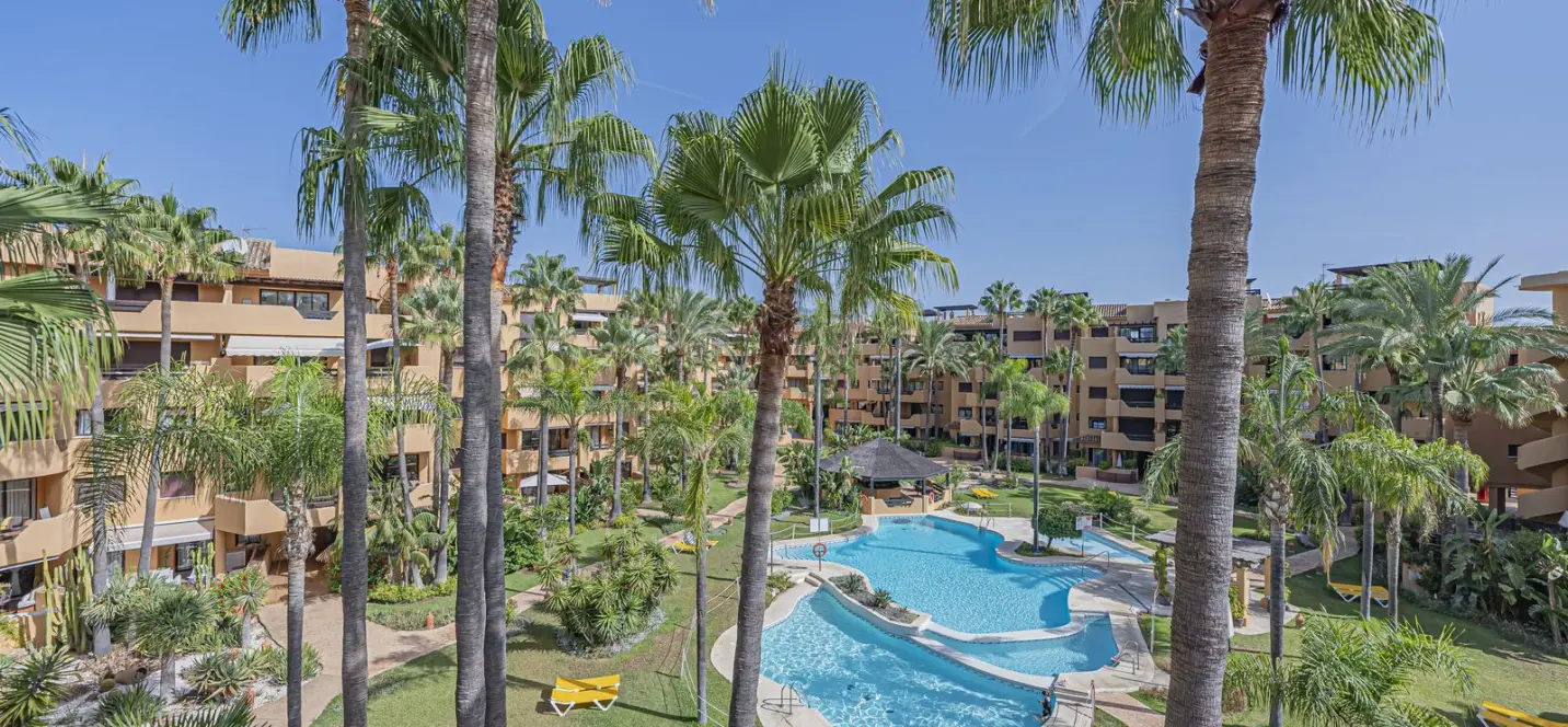 Sale of middle floor apartment in Costalita 1