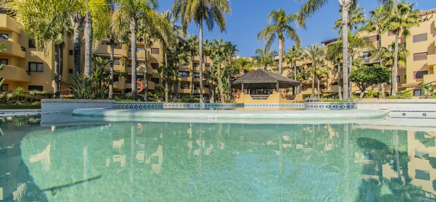 Sale of middle floor apartment in Costalita 4