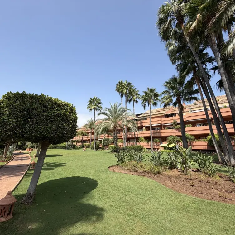 Venta de apartamento en planta baja en Puerto Banús