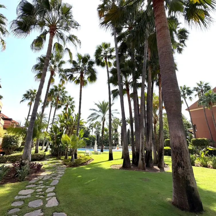 Venta de apartamento en planta baja en Puerto Banús