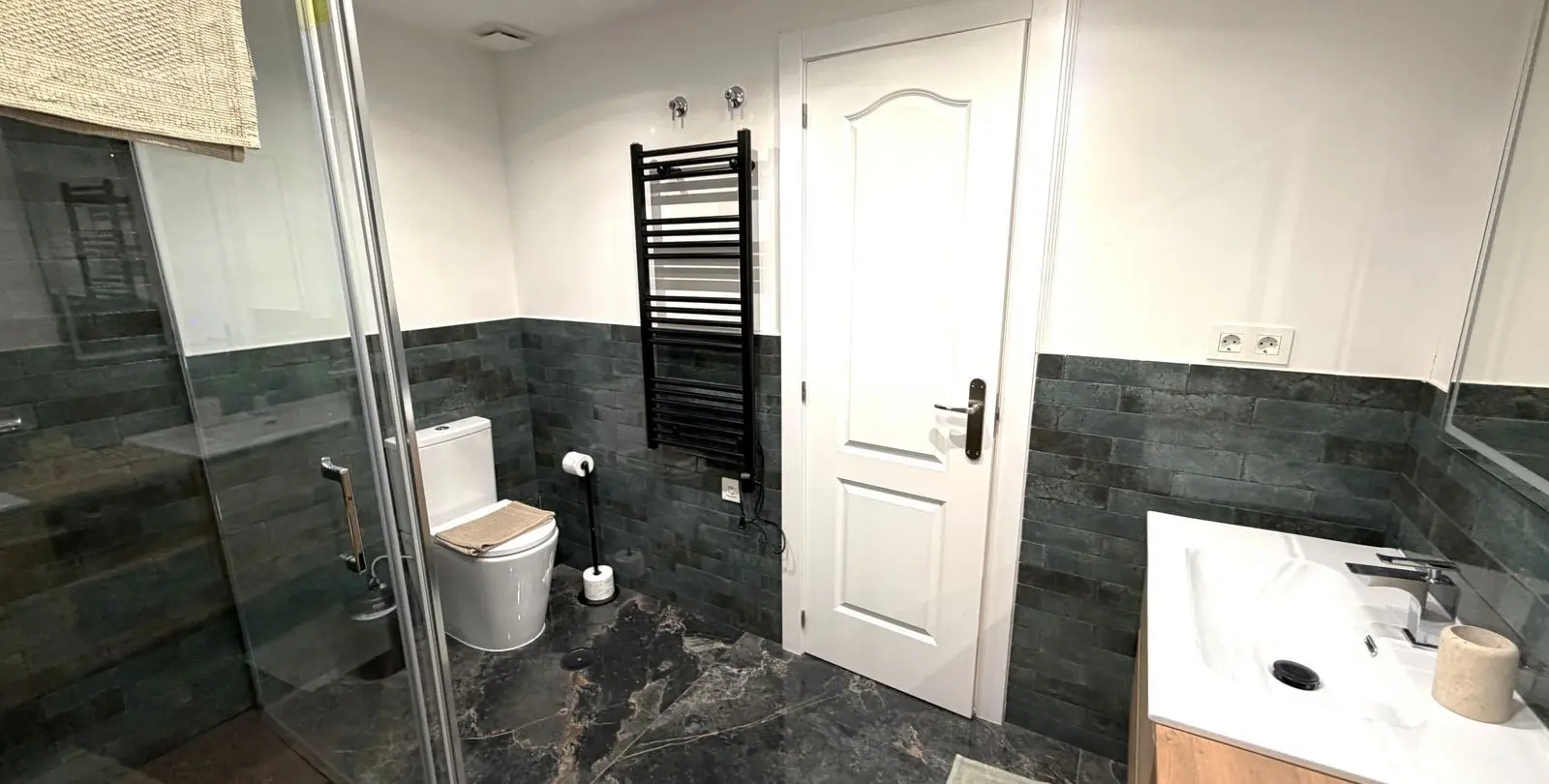 Sale of ground floor apartment in Puerto Banús 19