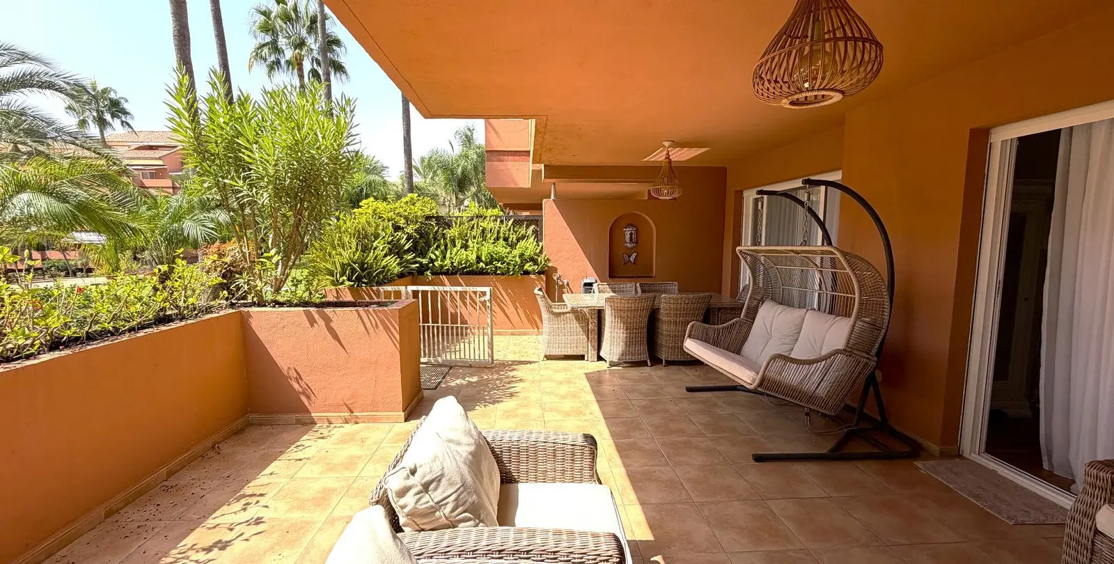 Sale of ground floor apartment in Puerto Banús 26