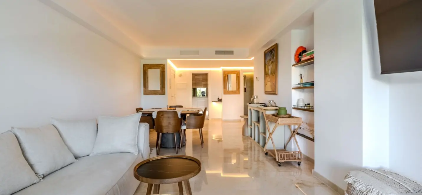 Sale of middle floor apartment in Puerto Banús 1