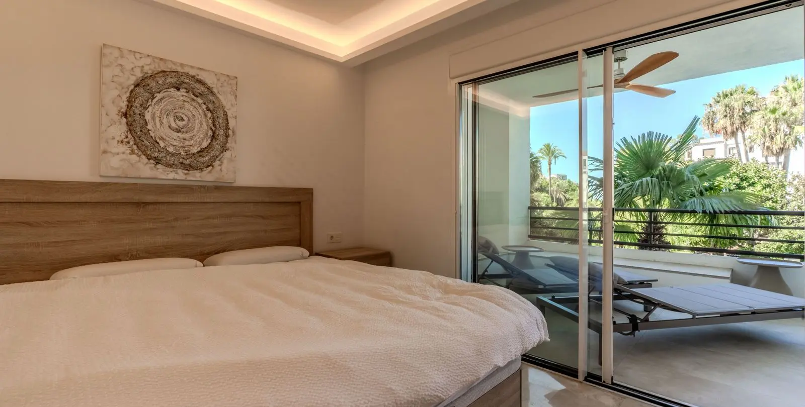 Sale of middle floor apartment in Puerto Banús 5