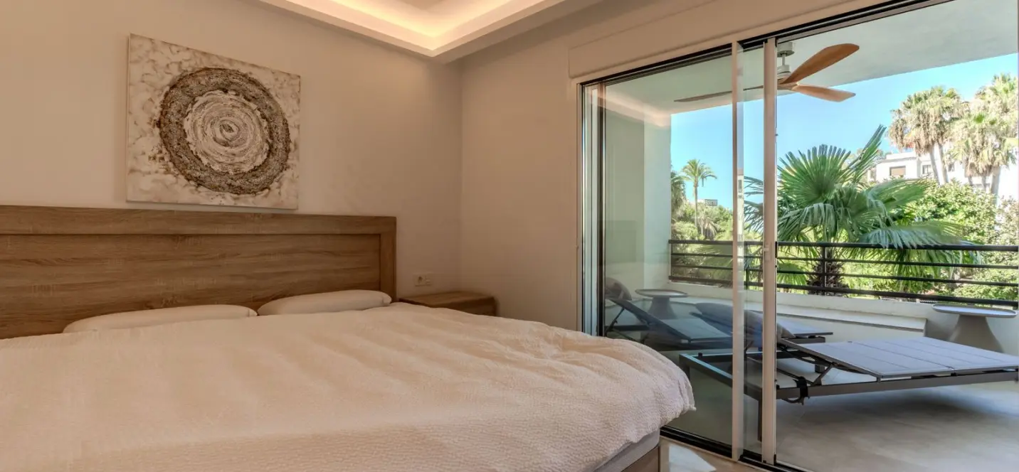 Sale of middle floor apartment in Puerto Banús 4
