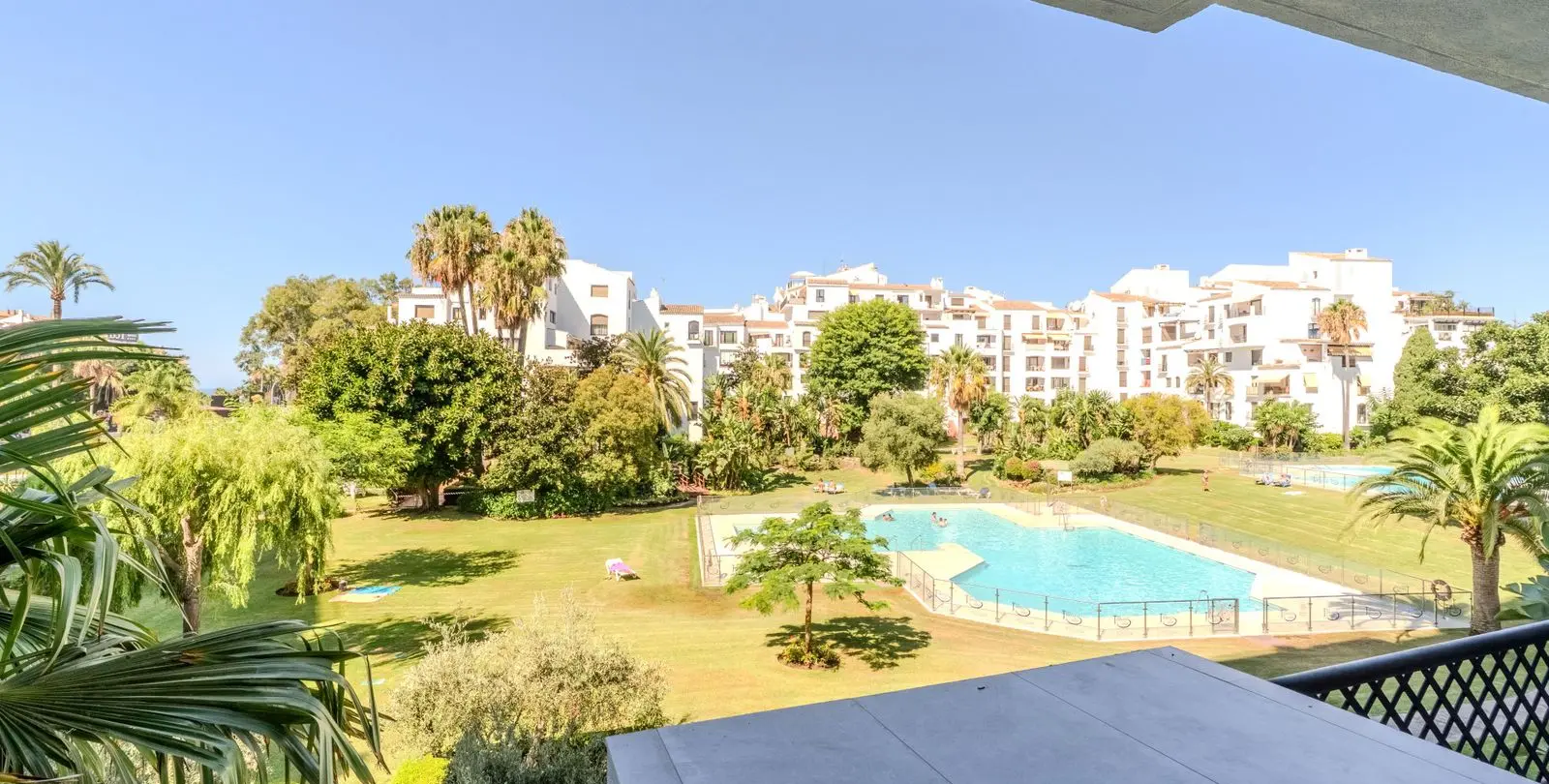 Sale of middle floor apartment in Puerto Banús 7