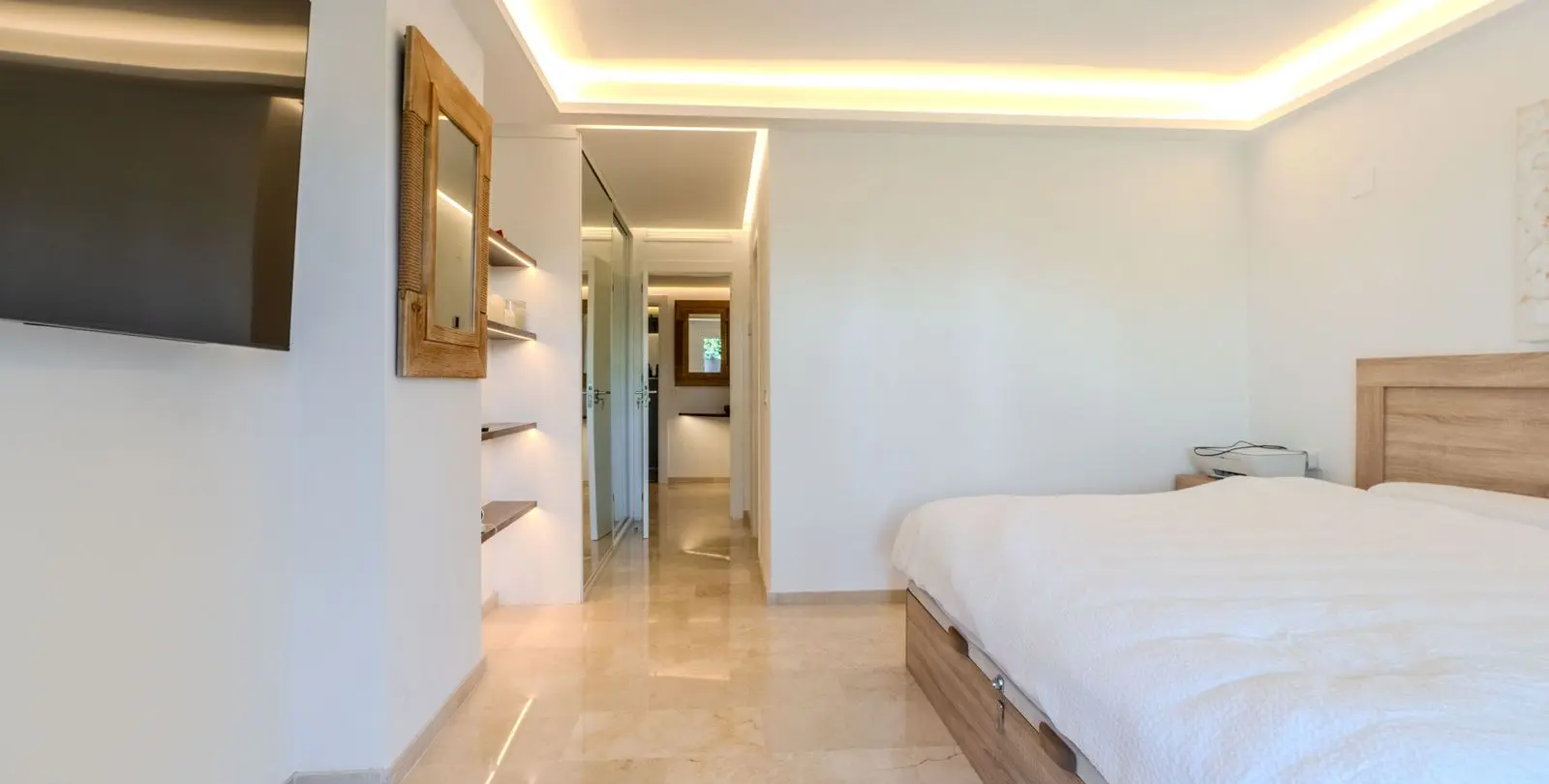 Sale of middle floor apartment in Puerto Banús 14