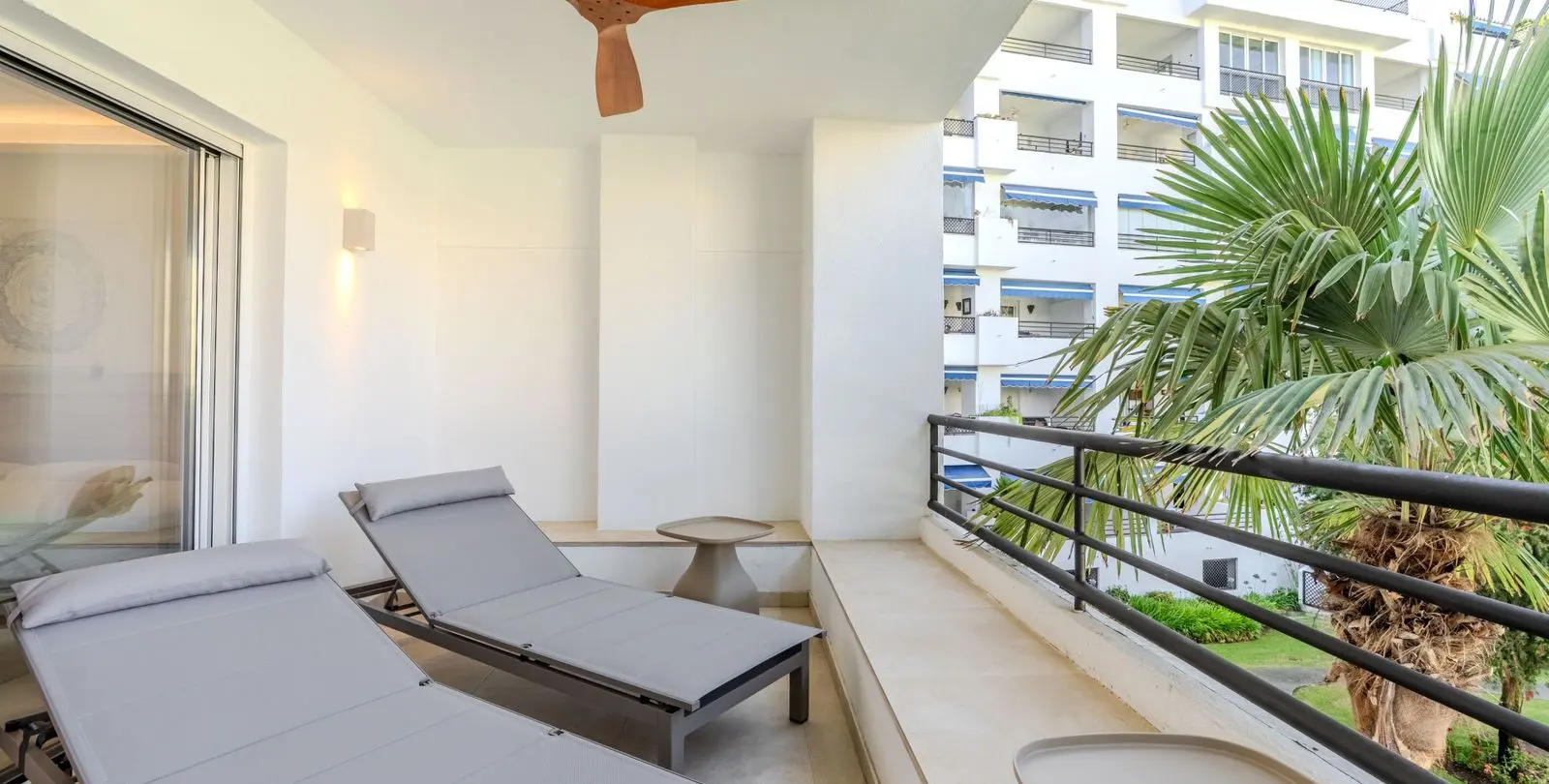 Sale of middle floor apartment in Puerto Banús 25
