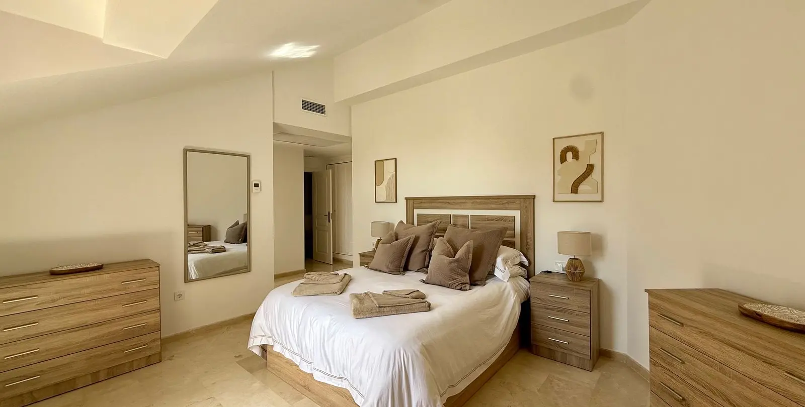 Sale of penthouse duplex in Elviria 18