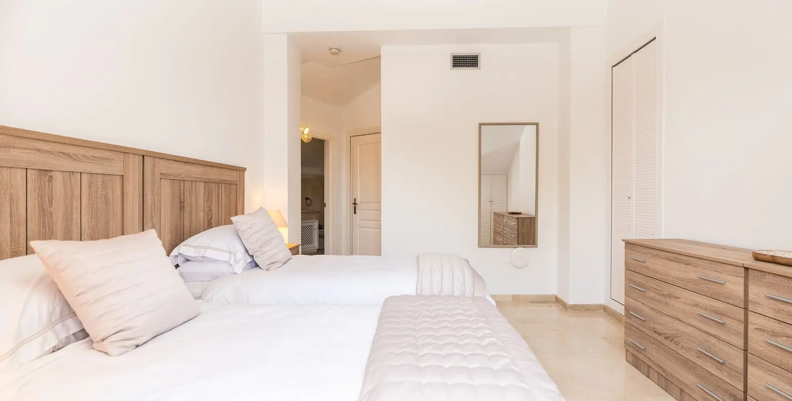 Sale of penthouse duplex in Elviria 23