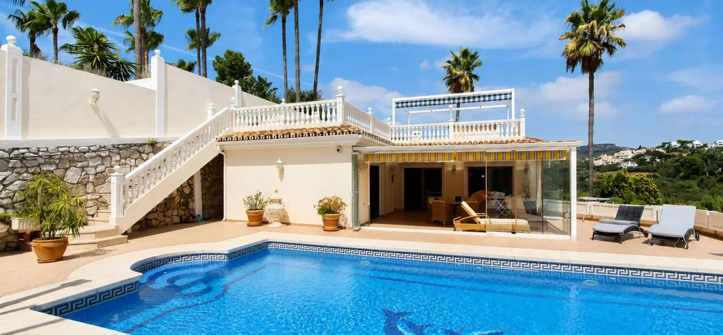 Sale of detached villa in Elviria 0