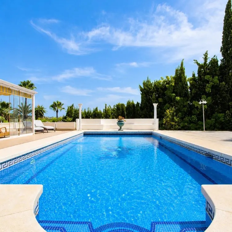 Venta de villa independiente en Elviria