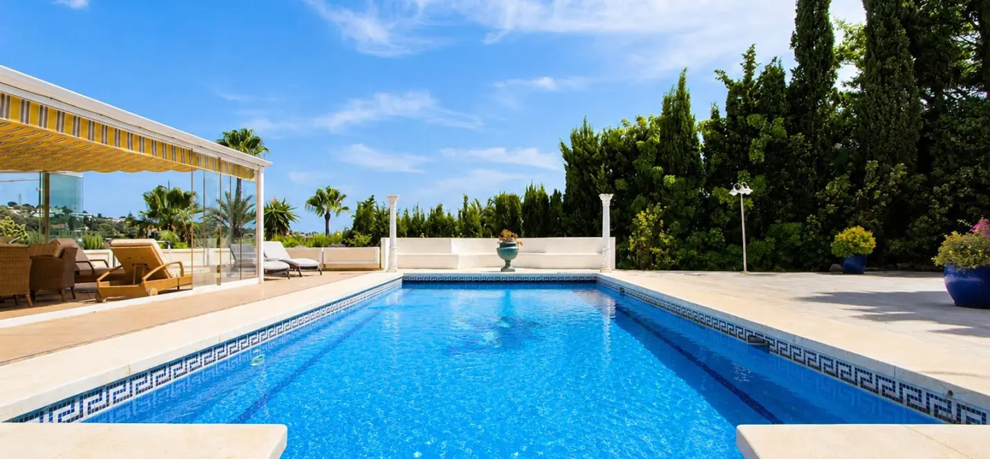 Sale of detached villa in Elviria 1