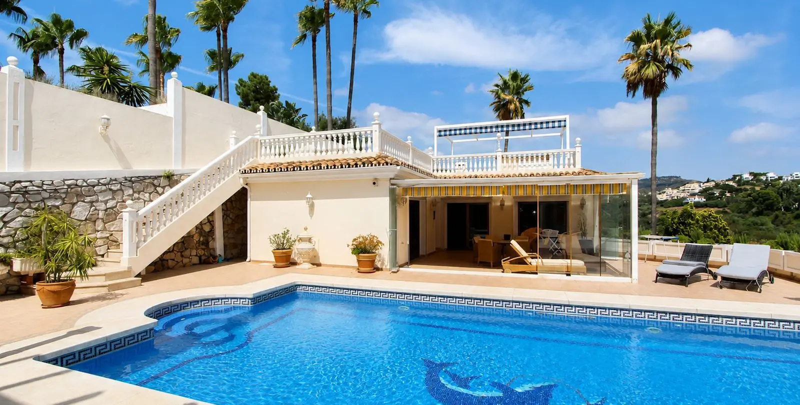 Sale of detached villa in Elviria 1