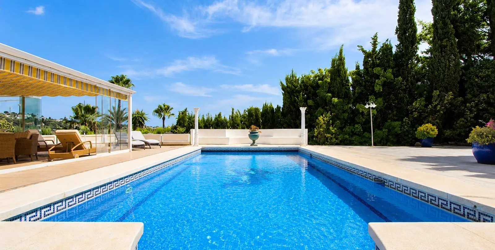 Sale of detached villa in Elviria 2
