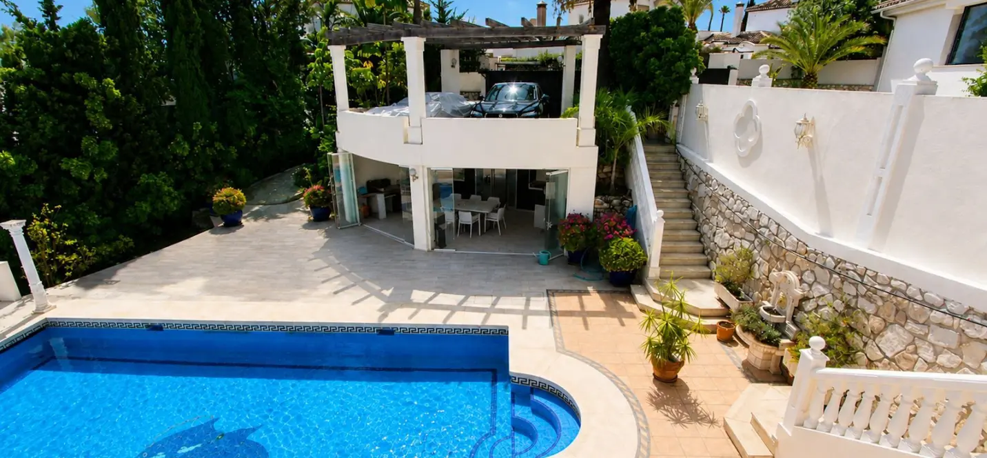 Sale of detached villa in Elviria 2