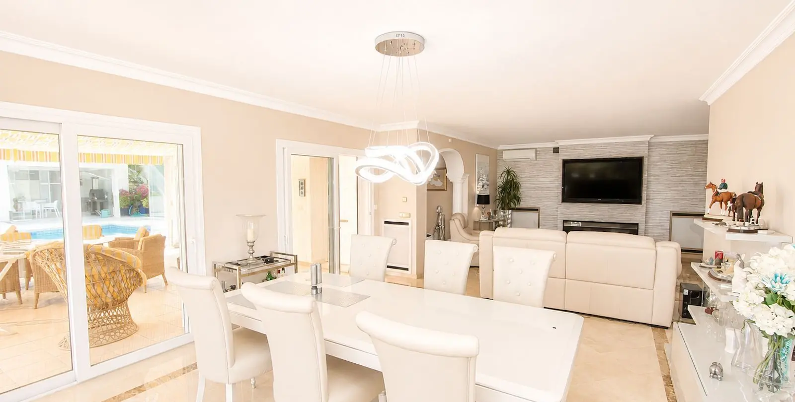 Sale of detached villa in Elviria 11